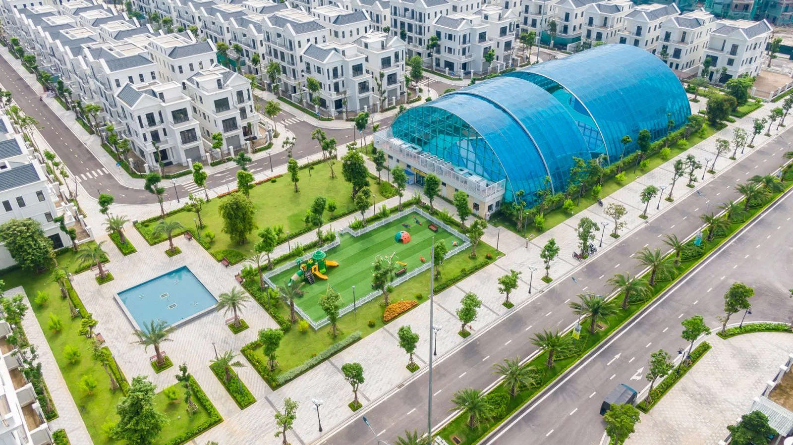 Mang phong cách Châu Âu đương đại với mặt đứng cân đối và hệ cửa kính lớn tối ưu ánh sáng tự nhiên